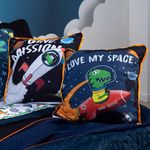 Kit Cobre Leito Colcha Solteiro Astrodino Azul Marinho/preto Dupla Face Com Almofadas Estampadas 05 Peças