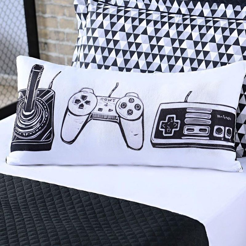 Almofada Estampada Avulsa Game Retrô Branco/preto Retangular 60cm X 30cm Com Enchimento Refil