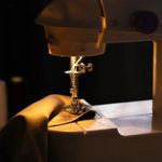 Máquina de Costura Portátil Elétrica Yeet Reta 1 Ponto Bivolt