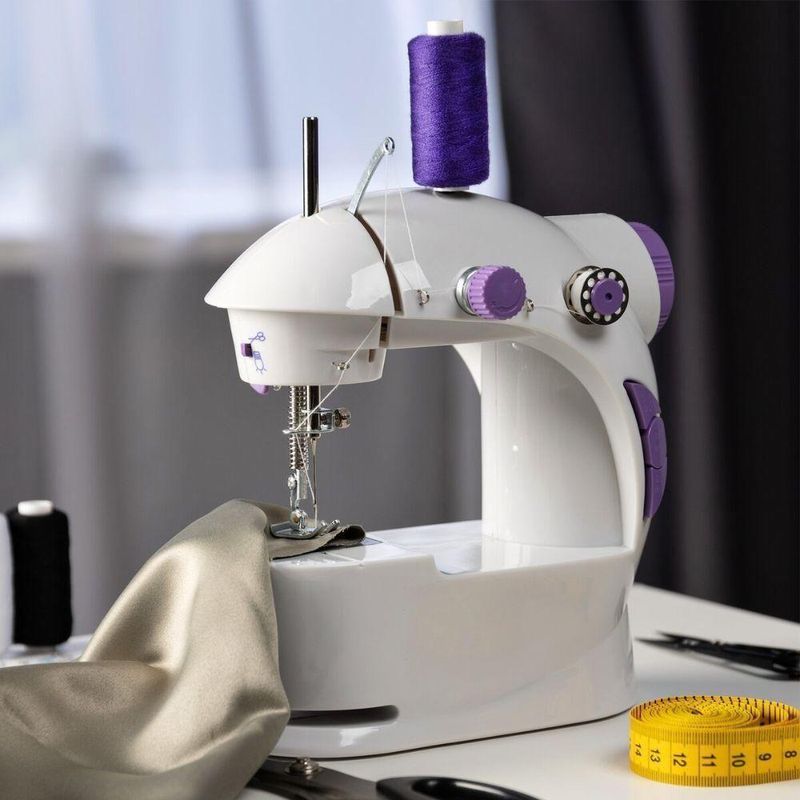 Kit Máquina de Costura Portátil Elétrica Yeet Mecânica Reta 750 Pontos Bivolt