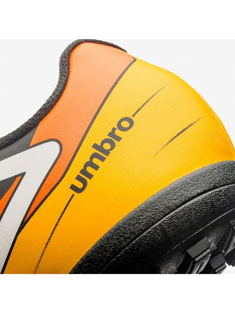 Chuteira society umbro prisma+