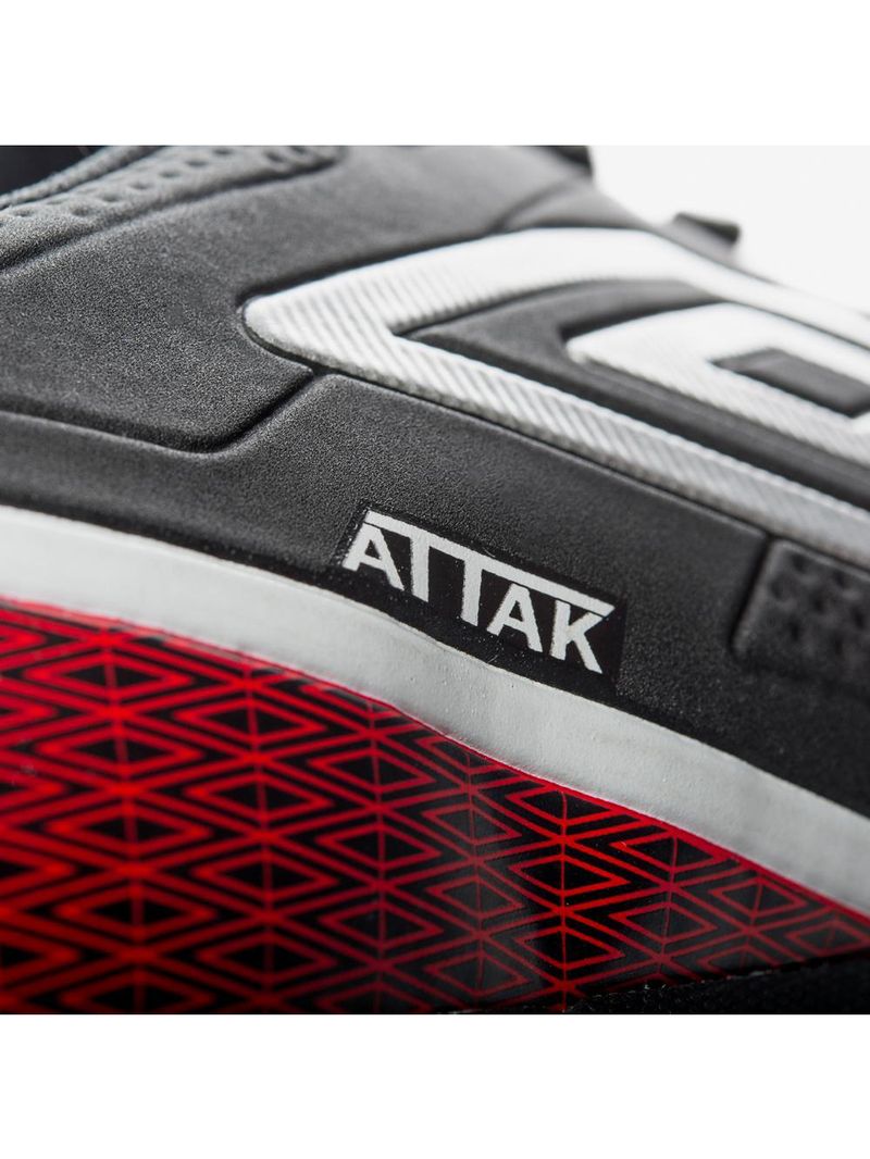 Chuteira society umbro attak eternal