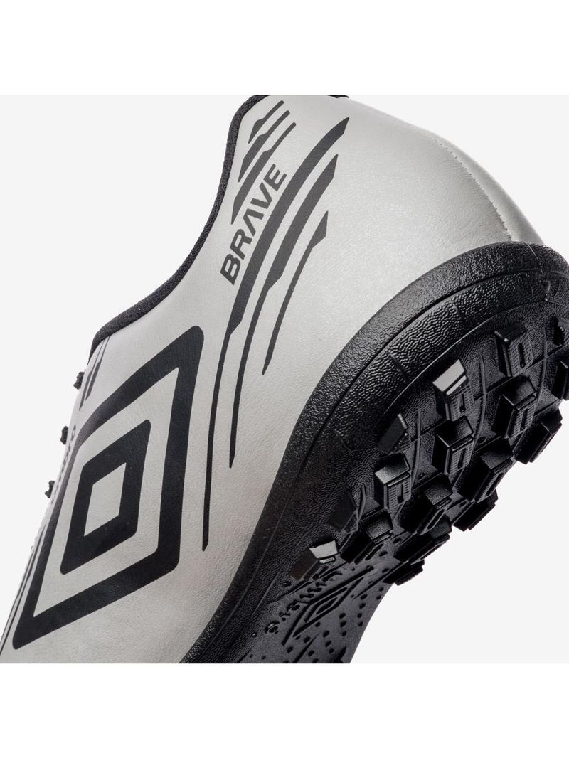 Chuteira society umbro brave