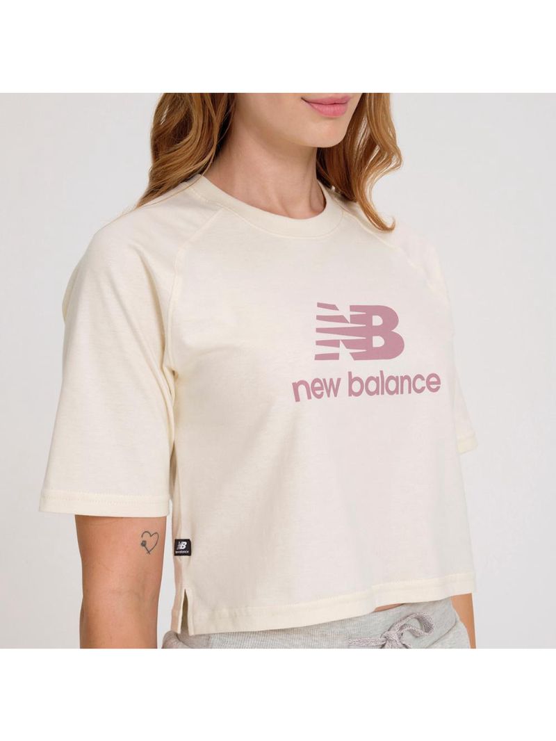 Camiseta new balance cropped essentials feminina