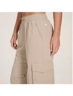 Calça new balance nylon cargo feminina