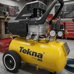Compressor De Ar 2,5hp 22l 220v Com Parafusadeira 12v Bivolt Com Kit 13 Peças Tekna Evald