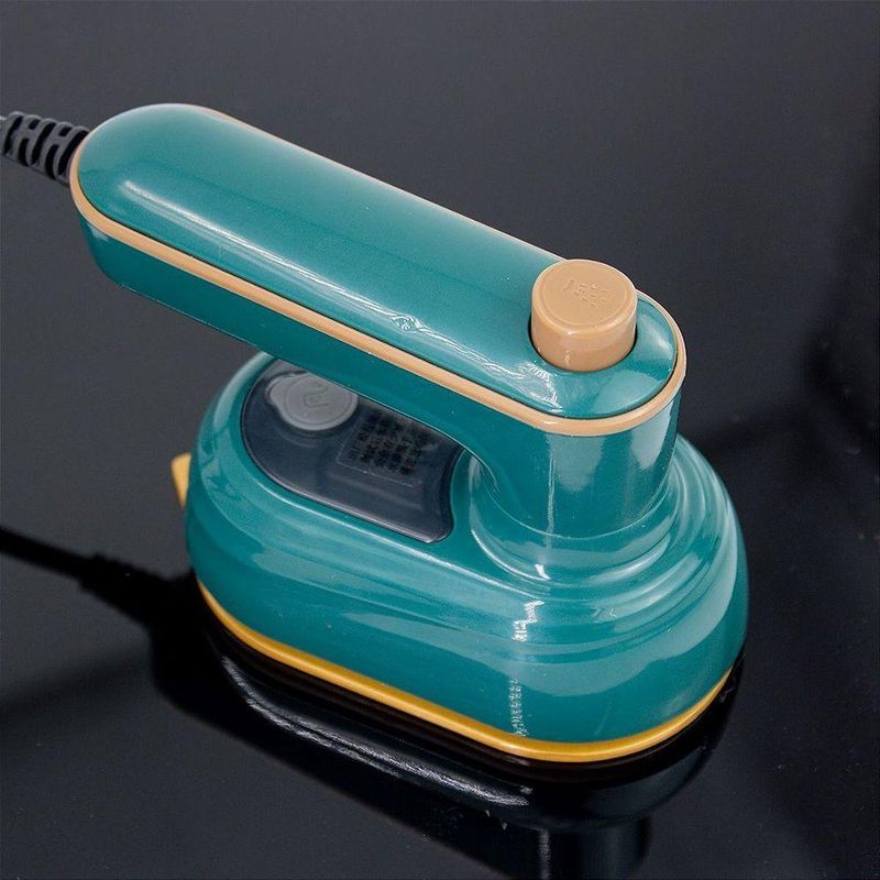 Mini Ferro de Passar Roupa Portátil a Vapor Grupo Shopmix Giratório 25W 50ML Verde 220V