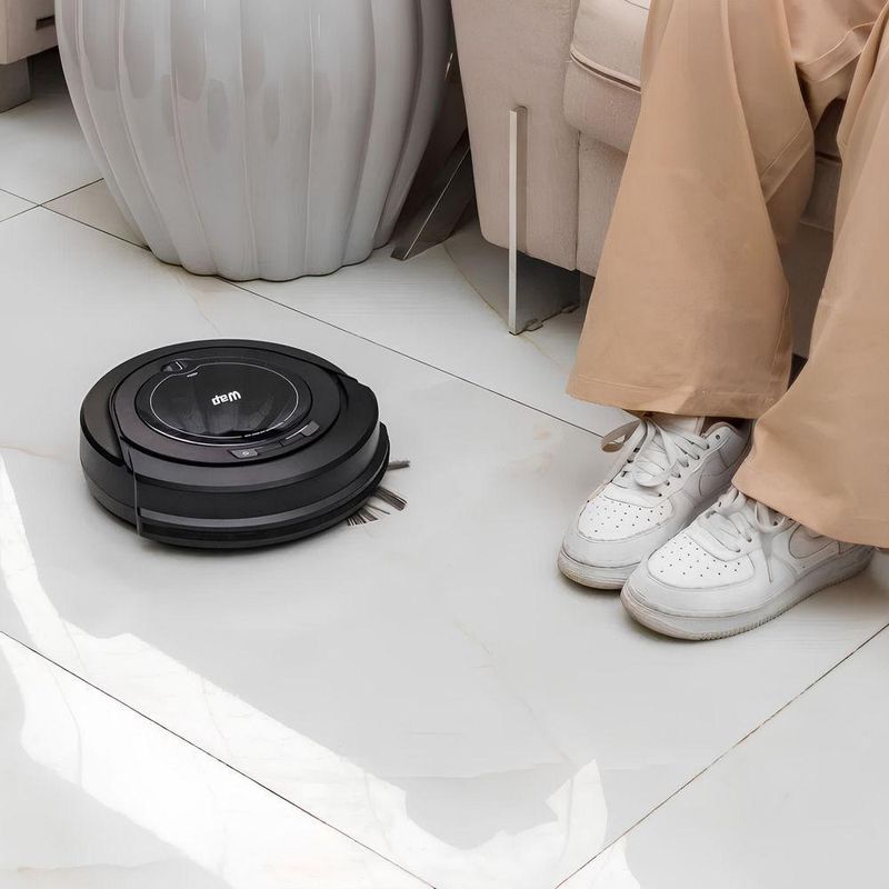 Aspirador Robô Aspira, Passa Pano, Varre WAP W90 Preto Autonomia De Até 1h40 3 Modos De Limpeza Filtro Lavável Bivolt