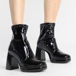 Bota meia-pata beira rio feminina
