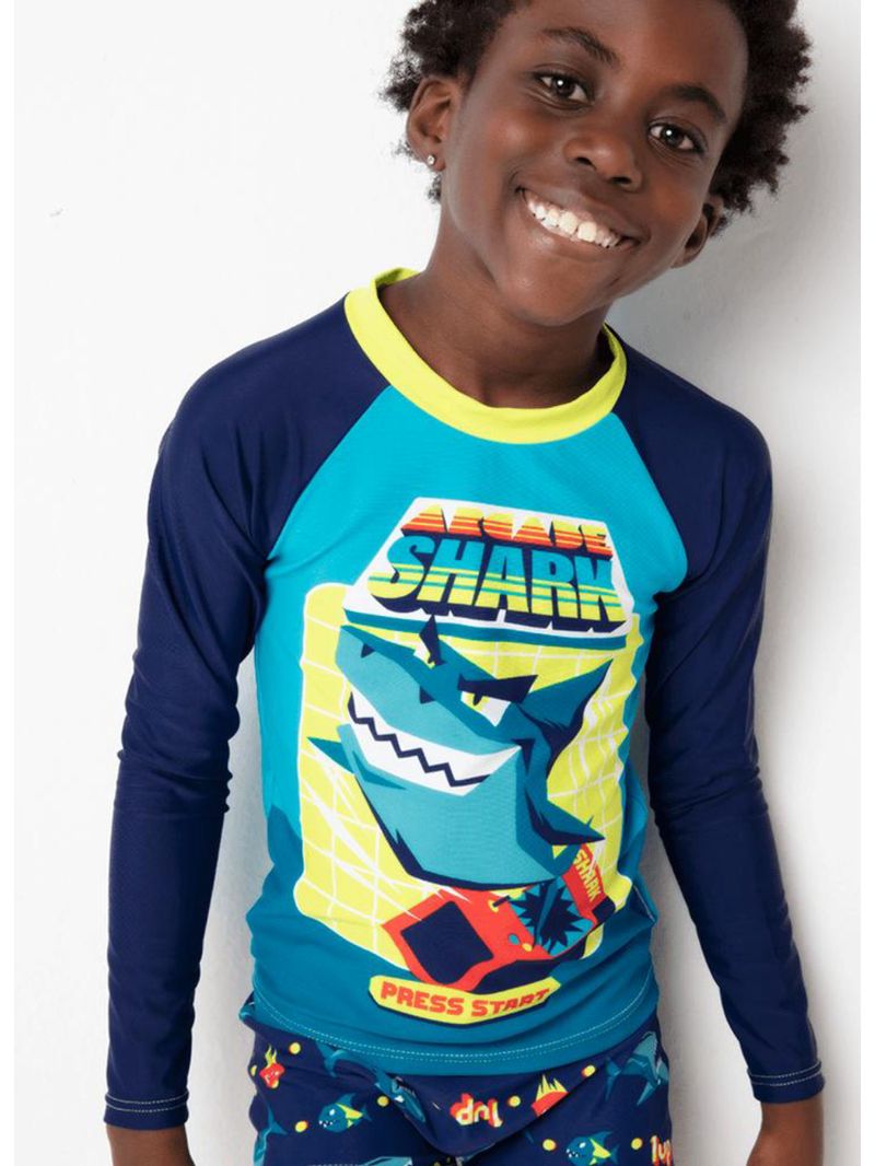 Camiseta praia com proteção solar menino tubarão gamer